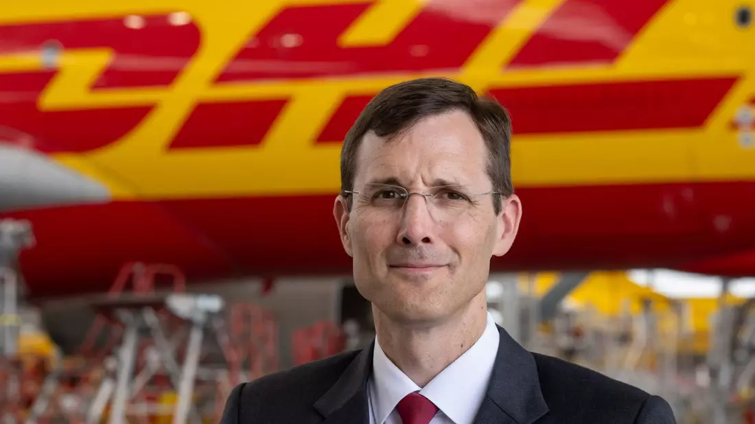 Sieht seine Firma weiter im Aufwind: DHL-Chef Tobias Meyer. - Bild: Hendrik Schmidt/dpa