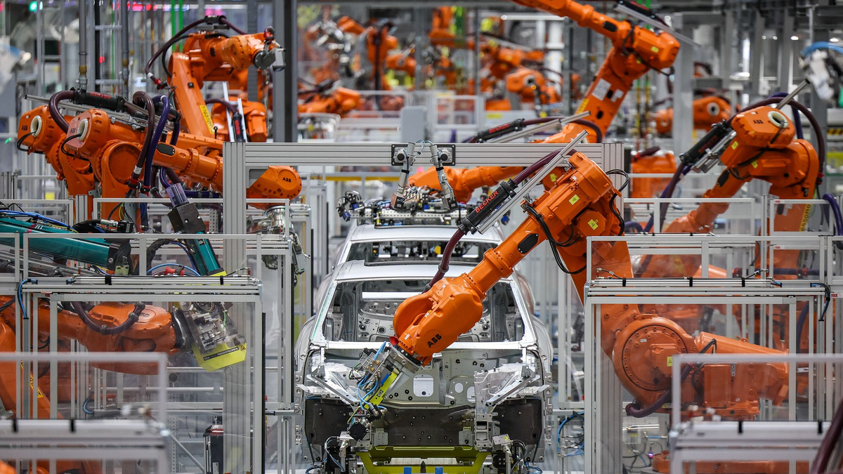 Die Autoindustrie hat deutlich weniger Industrieroboter aufgestellt. (Archivbild) - Foto: Jan Woitas/dpa