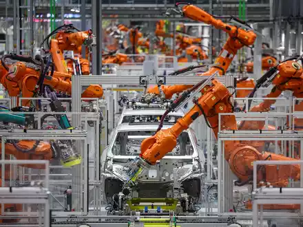 2023 hat die Autoindustrie noch kräftig in neue Industrieroboter investiert. (Symbolbild) - Foto: Jan Woitas/dpa