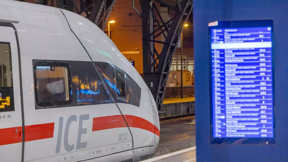 Ab Mitte Oktober können Bahnreisende ihre Tickets ein Jahr im Voraus buchen. (Archivbild) - Bild: Thomas Banneyer/dpa