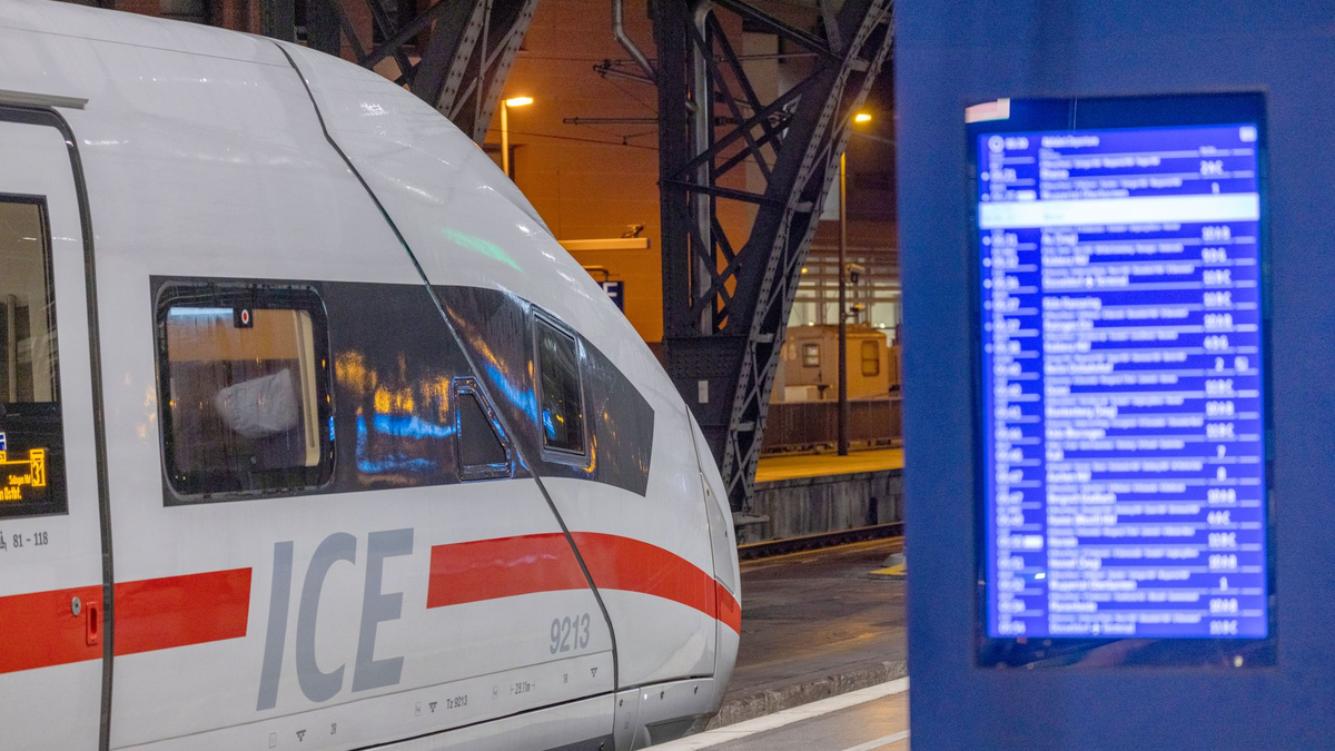 Ab Mitte Oktober können Bahnreisende ihre Tickets ein Jahr im Voraus buchen. (Archivbild) - Foto: Thomas Banneyer/dpa