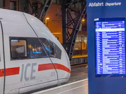 Ab Mitte Oktober können Bahnreisende ihre Tickets ein Jahr im Voraus buchen. (Archivbild) - Foto: Thomas Banneyer/dpa