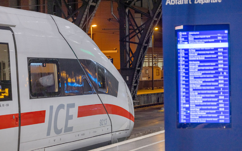 Ab Mitte Oktober können Bahnreisende ihre Tickets ein Jahr im Voraus buchen. (Archivbild) - Foto: Thomas Banneyer/dpa