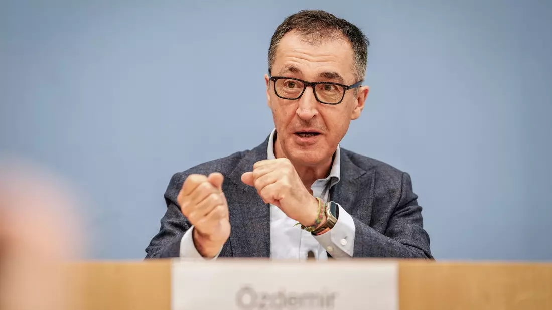 Bundeslandwirtschaftsminister Özdemir stellt den Ernährungsreport 2024 vor. - Bild: Kay Nietfeld/dpa