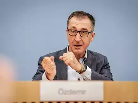 Bundeslandwirtschaftsminister Özdemir stellt den Ernährungsreport 2024 vor. - Foto: Kay Nietfeld/dpa