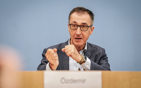 Bundeslandwirtschaftsminister Ăzdemir stellt den ErnĂ€hrungsreport 2024 vor. - Foto: Kay Nietfeld/dpa Bundeslandwirtschaftsminister Ăzdemir stellt den ErnĂ€hrungsreport 2024 vor. - Foto: Kay Nietfeld/dpa