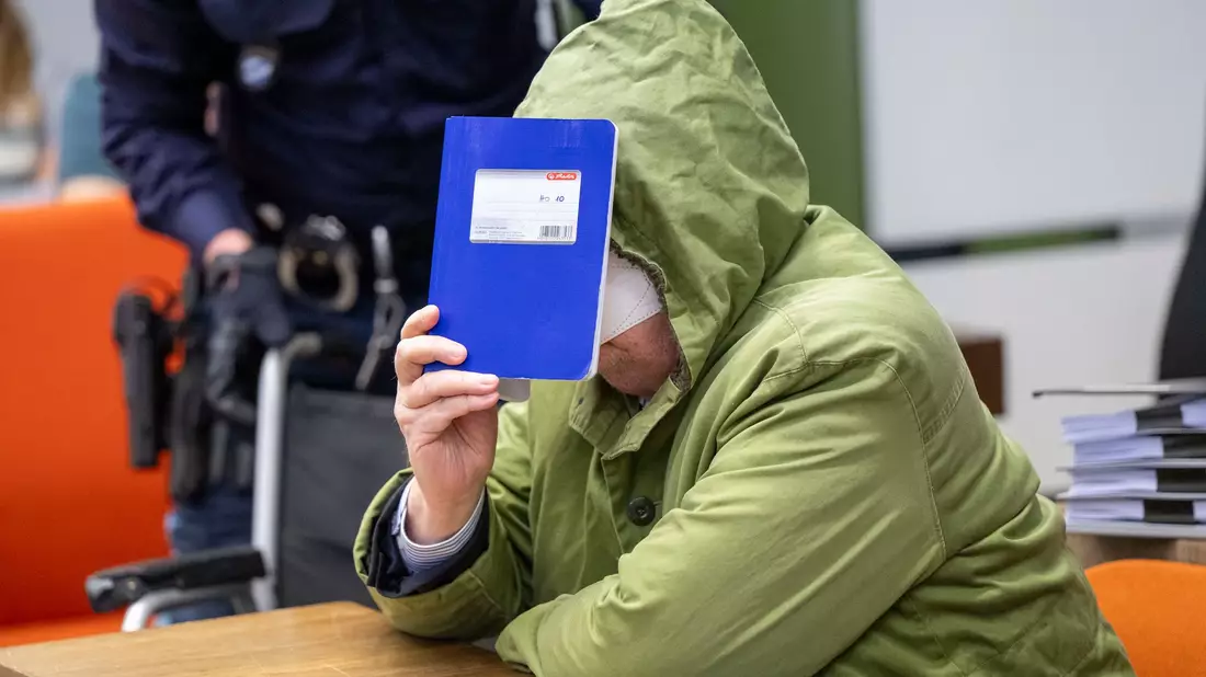 Der 81 Jahre alte Angeklagte soll unter anderem Mädchen missbraucht haben. - Bild: Peter Kneffel/dpa