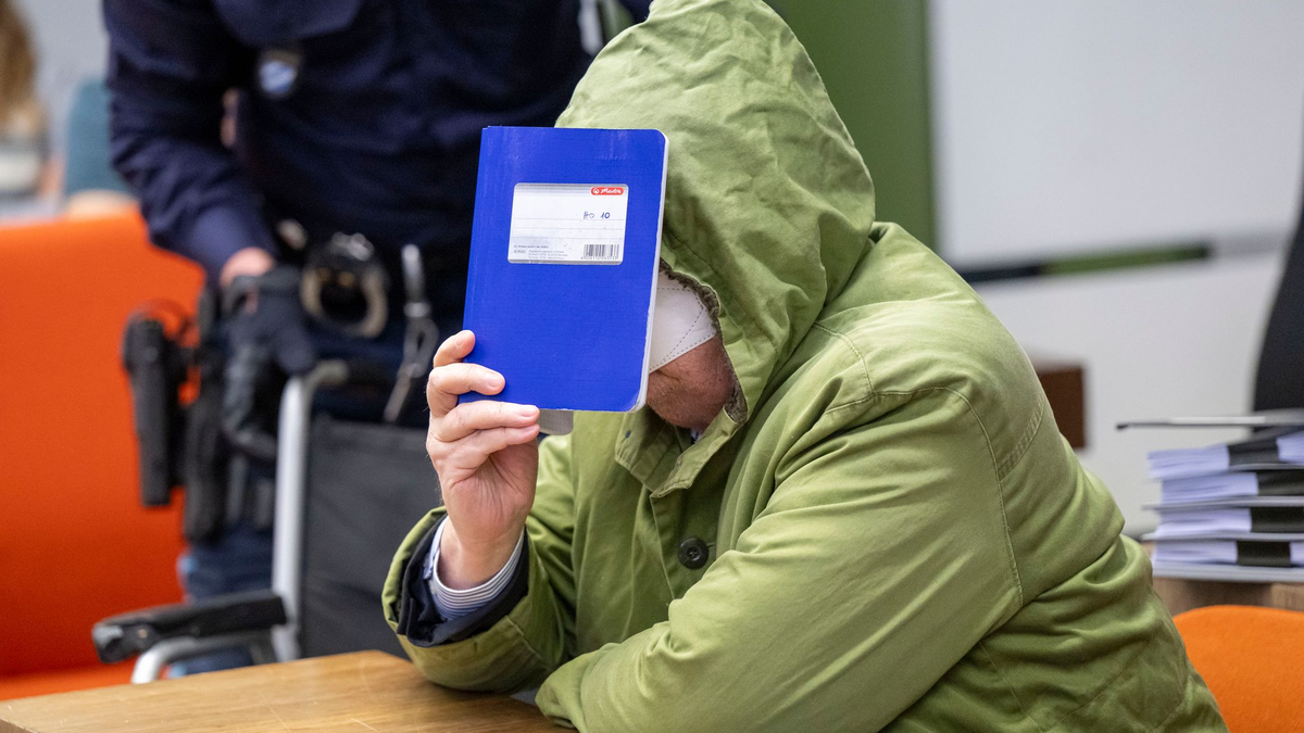 Der 81 Jahre alte Angeklagte soll unter anderem Mädchen missbraucht haben. - Foto: Peter Kneffel/dpa