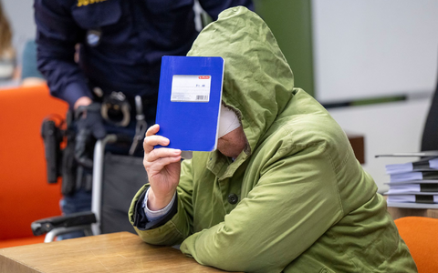 Der 81 Jahre alte Angeklagte soll unter anderem Mädchen missbraucht haben. - Foto: Peter Kneffel/dpa