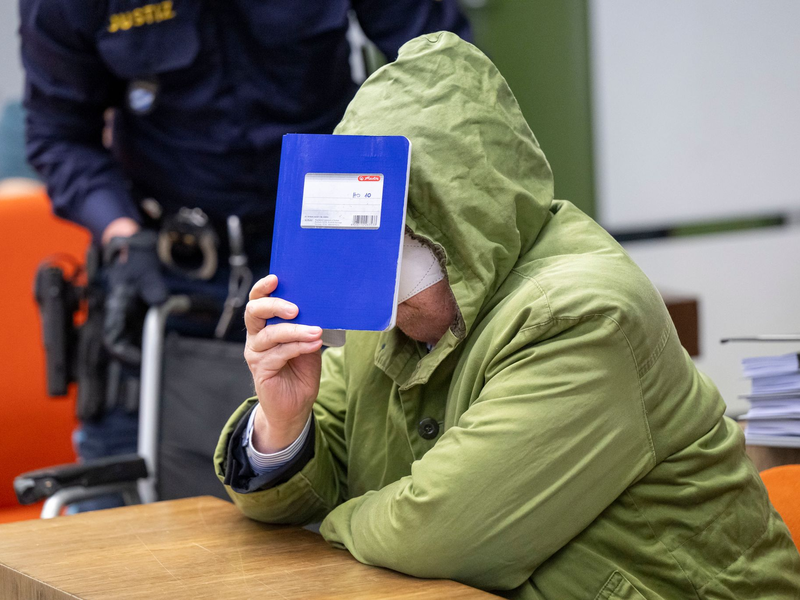 Die 31-jährige Mitangeklagte unterhält sich mit ihrer Anwältin. - Foto: Peter Kneffel/dpa