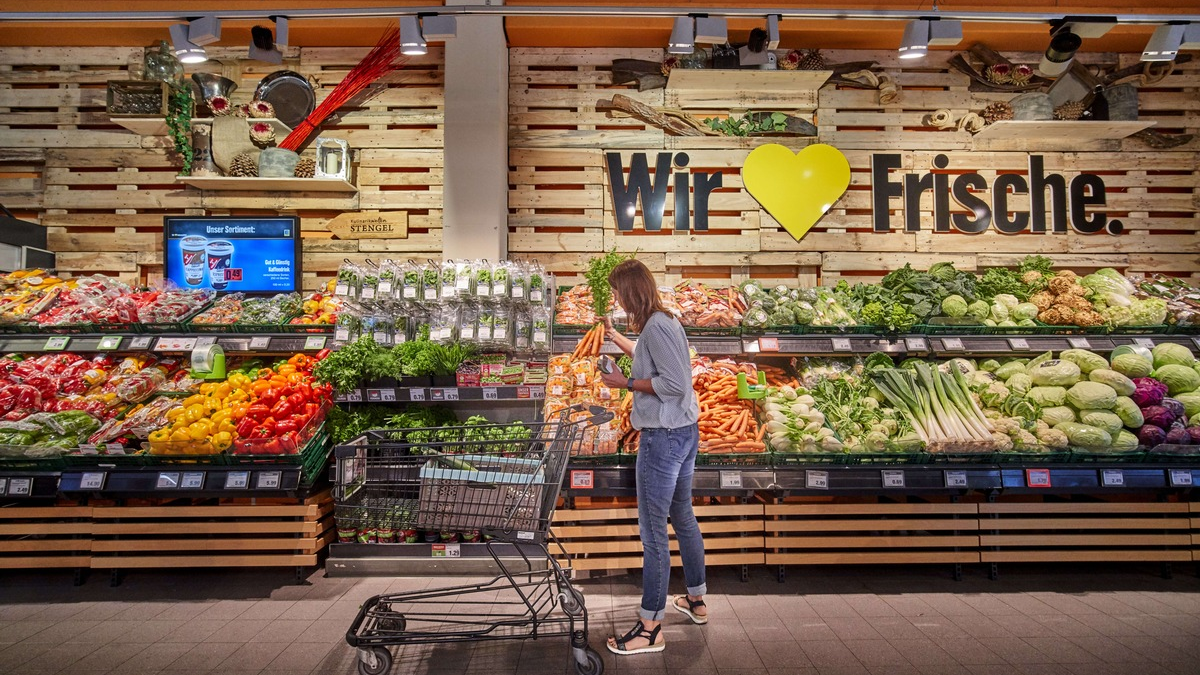 EDEKA gewinnt Retail Award 2024: EDEKA-Märkte haben erneut die besten Obst- und Gemüseabteilungen - Foto: presseportal.de