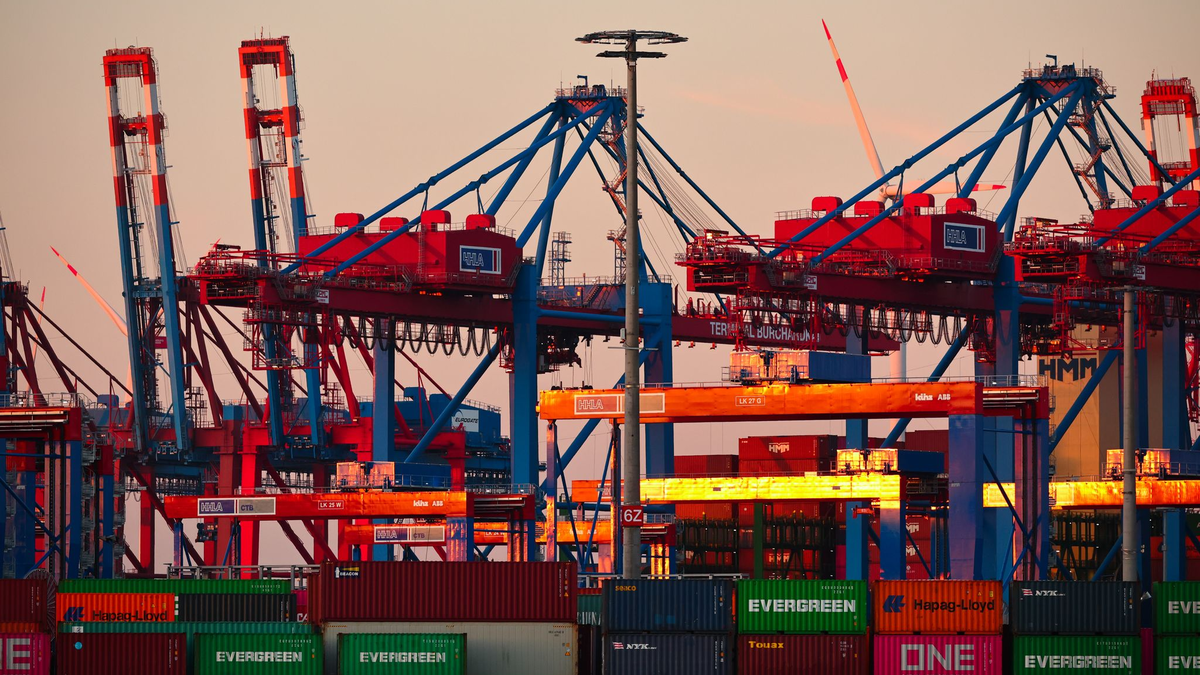 Auch der Export schwächelt. - Foto: Christian Charisius/dpa