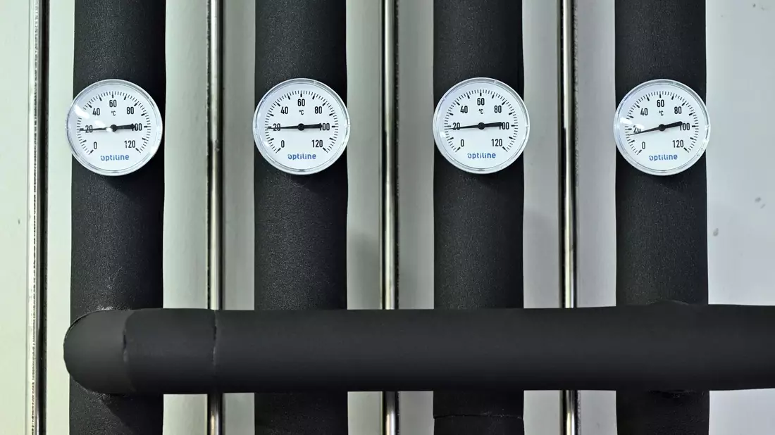 Das Heizen mit einer Wärmepumpe ist der Beratung zufolge schon heute günstiger als das Heizen mit fossilen Energieträgern wie Öl oder Gas. - Bild: Martin Schutt/dpa