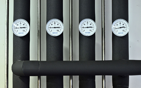 Das Heizen mit einer Wärmepumpe ist der Beratung zufolge schon heute günstiger als das Heizen mit fossilen Energieträgern wie Öl oder Gas. - Foto: Martin Schutt/dpa