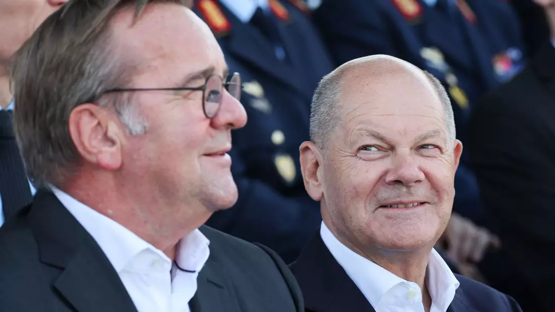 Laut einer Umfrage will eine große Mehrheit der Bundesbürger, dass Kanzler Scholz (rechts) zugunsten seines Verteidigungsministers Pistorius (links) auf eine erneute Kanzlerkandidatur verzichtet. (Archivbild) - Bild: Christian Charisius/dpa