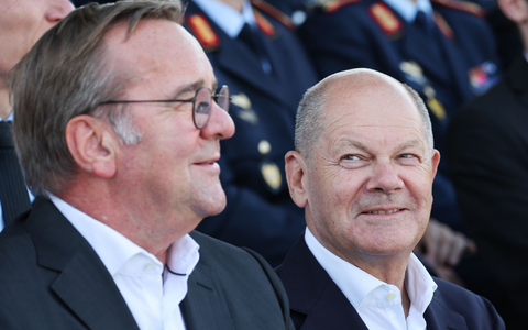 Laut einer Umfrage will eine große Mehrheit der Bundesbürger, dass Kanzler Scholz (rechts) zugunsten seines Verteidigungsministers Pistorius (links) auf eine erneute Kanzlerkandidatur verzichtet. (Archivbild) - Foto: Christian Charisius/dpa