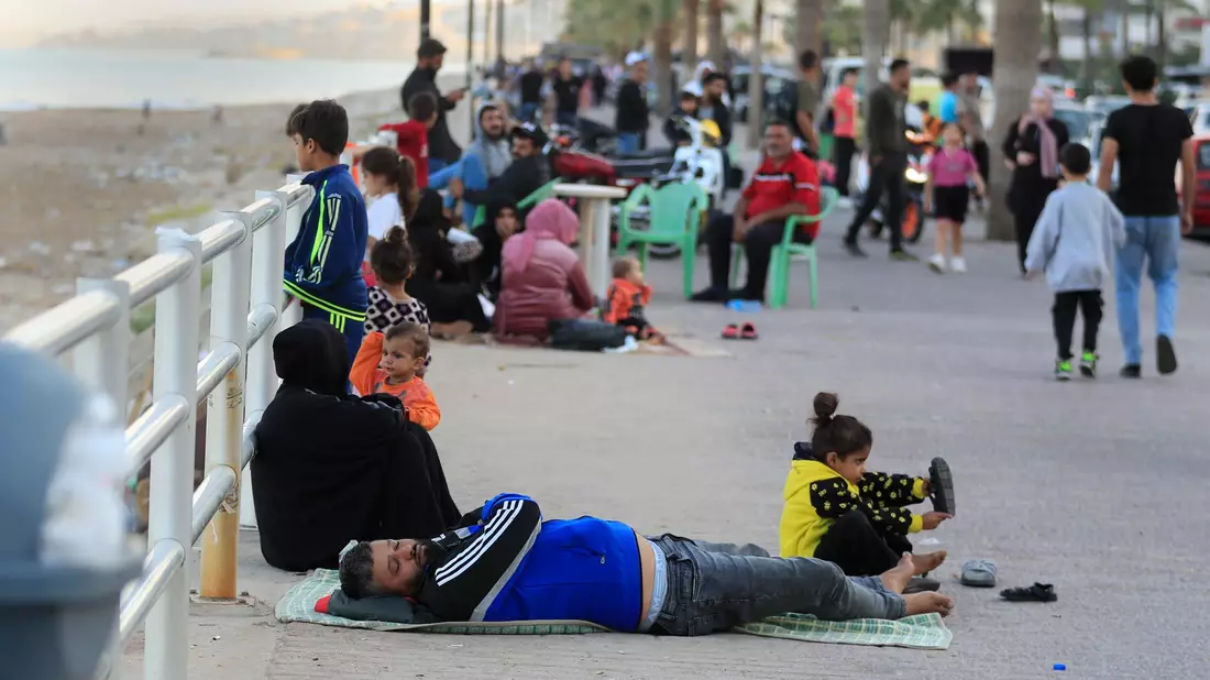 Zehntausende Libanesen flohen vor den israelischen Luftangriffen Richtung Norden. - Bild: Mohammad Zaatari/AP/dpa