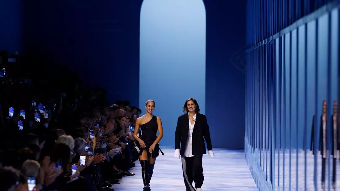 Designerin Maria Grazia Chiuri (r) geht neben einem Model. - Bild: Vianney Le Caer/Invision/AP/dpa