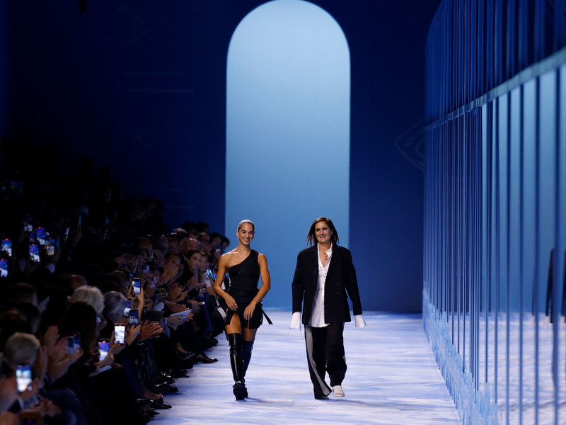 Designerin Maria Grazia Chiuri (r) geht neben einem Model. - Foto: Vianney Le Caer/Invision/AP/dpa