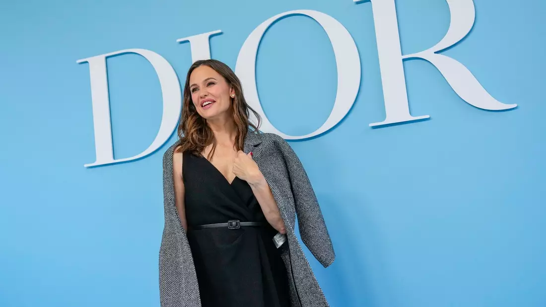 Schauspielerin Jennifer Garner kam zur Modenschau. - Bild: Christophe Ena/AP/dpa
