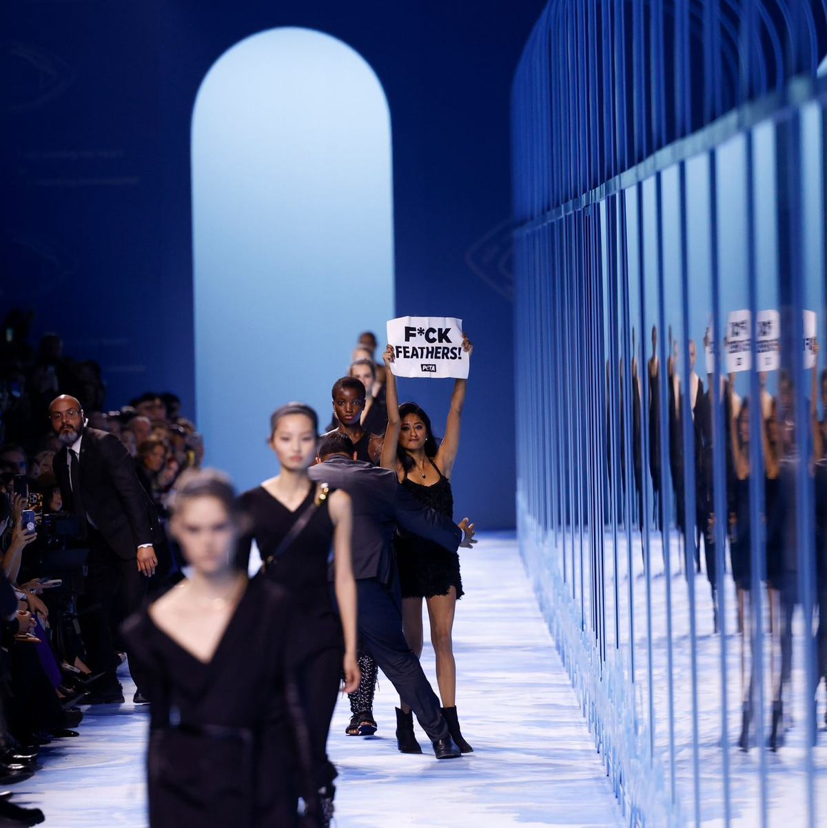 Eine Peta-Aktivistin protestiert. - Foto: Vianney Le Caer/Invision/AP/dpa