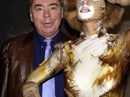 Seit mehr als einem halben Jahrhundert dominiert Musical-Papst Andrew Lloyd Webber mit seinen Shows die großen Bühnen am Broadway und im Londoner West End (Archivbild). - Foto: Jens Kalaene/dpa