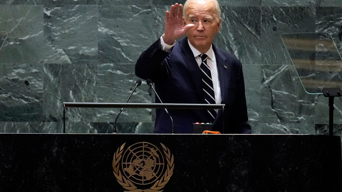 «Es gibt Dinge, die wichtiger sind, als an der Macht zu bleiben», sagt US-Präsident Joe Biden in New York. - Foto: Richard Drew/AP