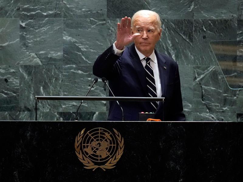 «Es gibt Dinge, die wichtiger sind, als an der Macht zu bleiben», sagt US-Präsident Joe Biden in New York. - Foto: Richard Drew/AP