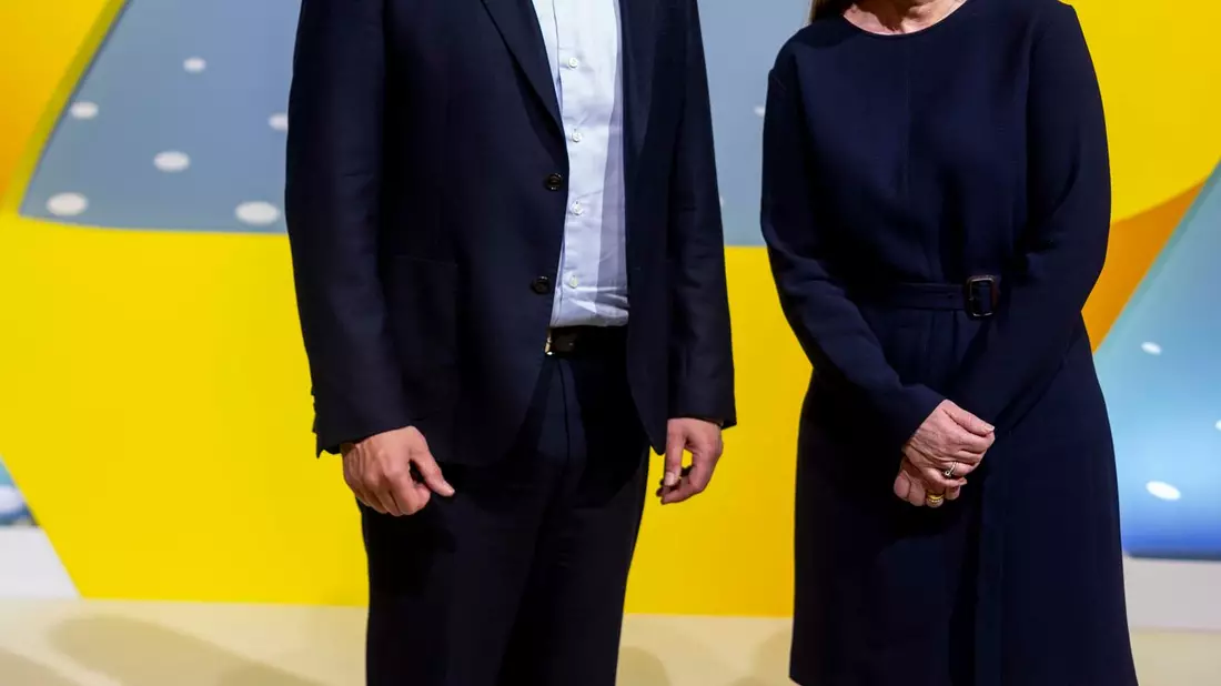 Manfred Knof, Vorstandsvorsitzender der Commerzbank, hatte angekündigt, seinen Ende 2025 auslaufenden Vertrag nicht zu verlängern. Nun übernimmt Vize-Vorstandschefin Bettina Orlopp vorzeitig (Archivbild) - Bild: Helmut Fricke/dpa