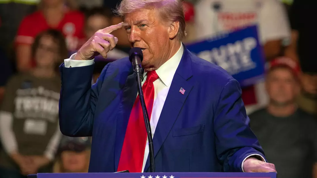 Trump warnt: Wer sein Produkt nicht in den USA herstellt, muss hohe Zölle zahlen. (Archivbild) - Bild: Rebecca Droke/AP/dpa