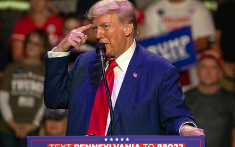 Trump warnt: Wer sein Produkt nicht in den USA herstellt, muss hohe Zölle zahlen. (Archivbild) - Foto: Rebecca Droke/AP/dpa