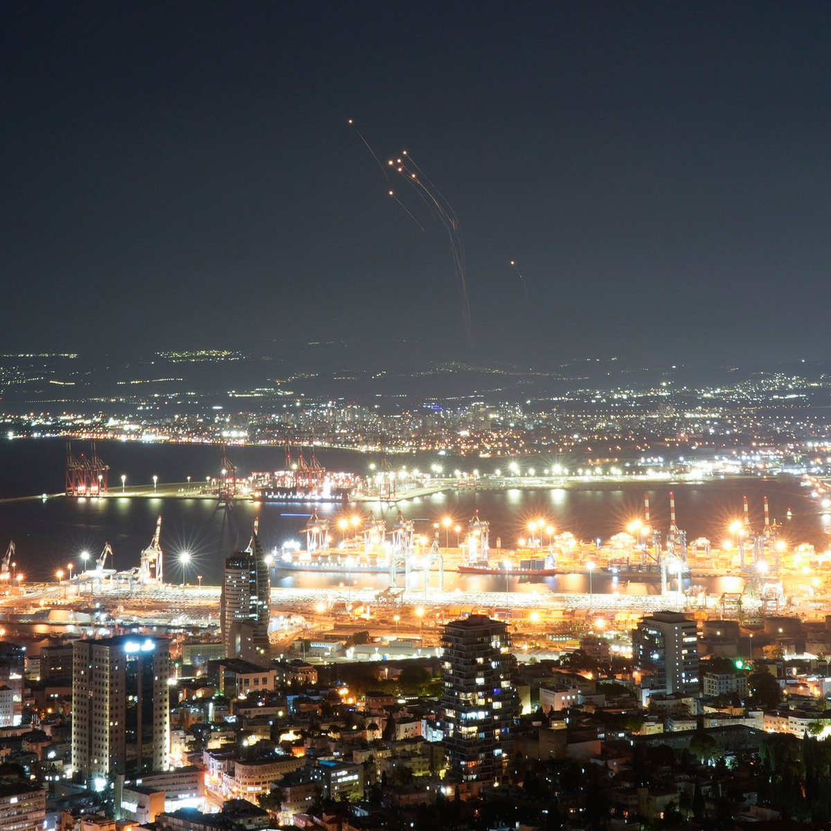 Das israelische Luftabwehrsystem feuert Raketen ab. - Foto: Ohad Zwigenberg/AP/dpa