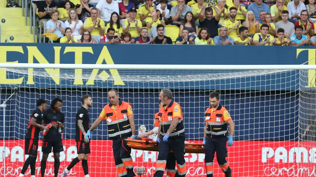 Barcelonas Torwart Marc-André ter Stegen hat sich schwer verletzt. - Bild: Alberto Saiz/AP/dpa