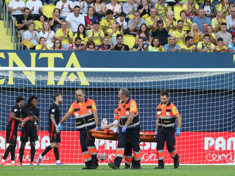Barcelonas Torwart Marc-André ter Stegen hat sich schwer verletzt. - Foto: Alberto Saiz/AP/dpa