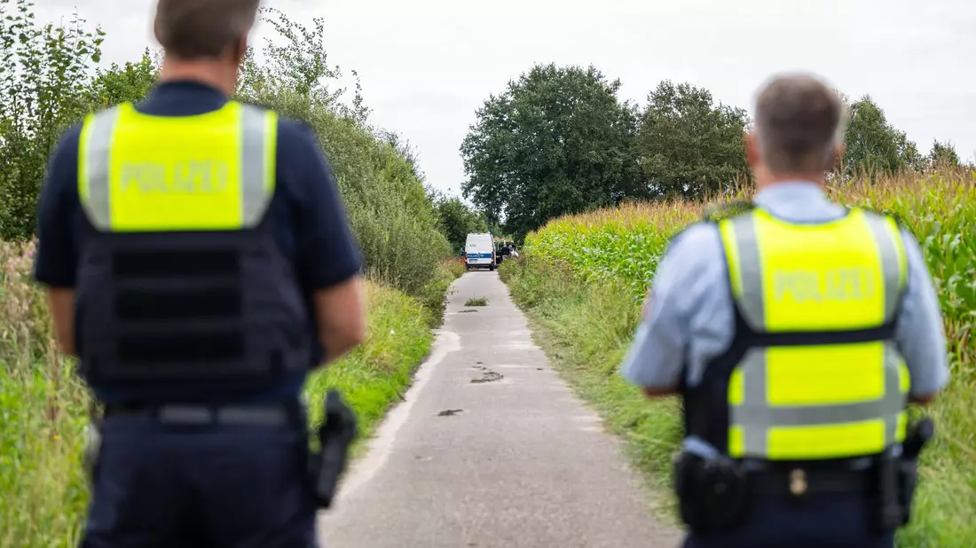 Im Fall der beiden in Gronau gefundenen Leichen hat die Polizei die Identität eines der beiden Toten klären können. - Bild: Guido Kirchner/dpa