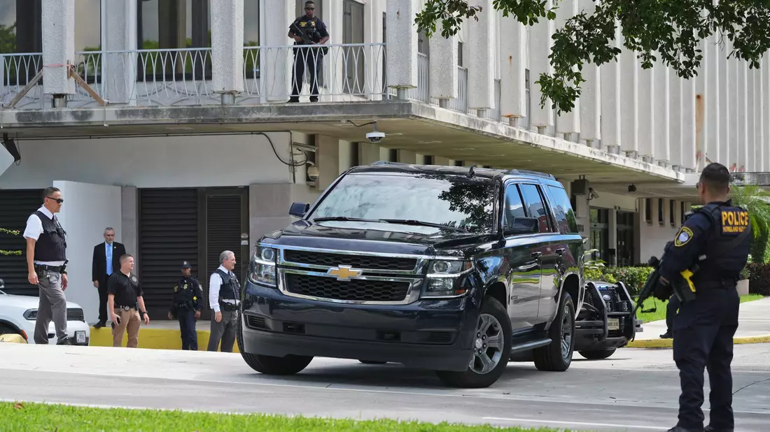 Nach einer Anhörung wurde entschieden, dass der mutmaßliche Trump-Attentäter in Haft bleibt. (Archivbild) - Bild: Wilfredo Lee/AP