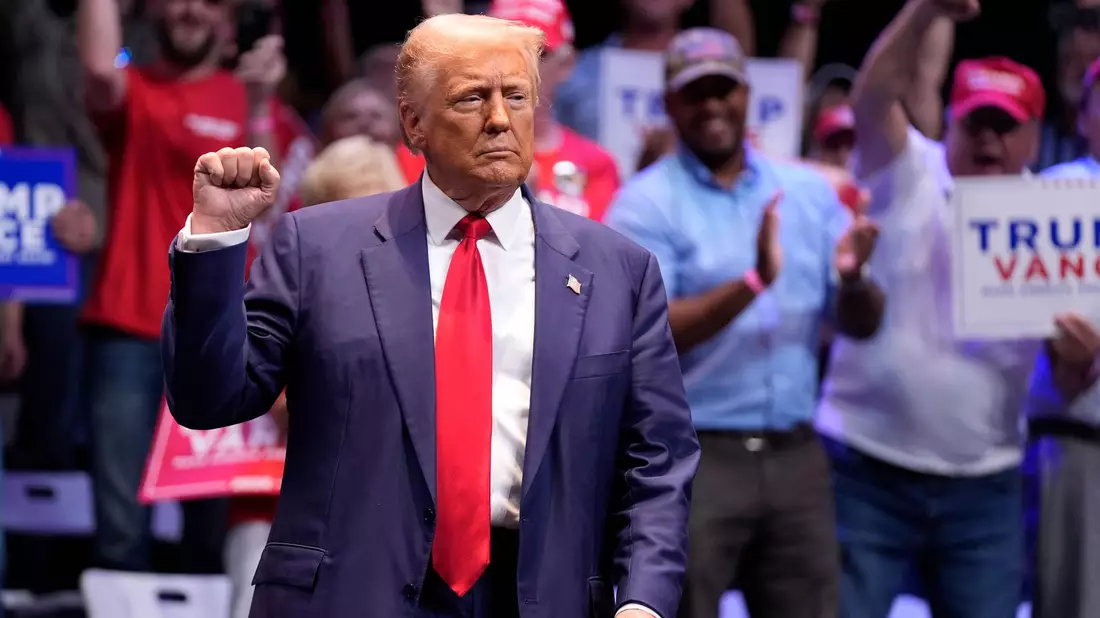 Trump-Sprecher: «Das Terrorregime im Iran liebt die Schwäche von Kamala Harris.» (Archivbild) - Bild: Evan Vucci/AP/dpa