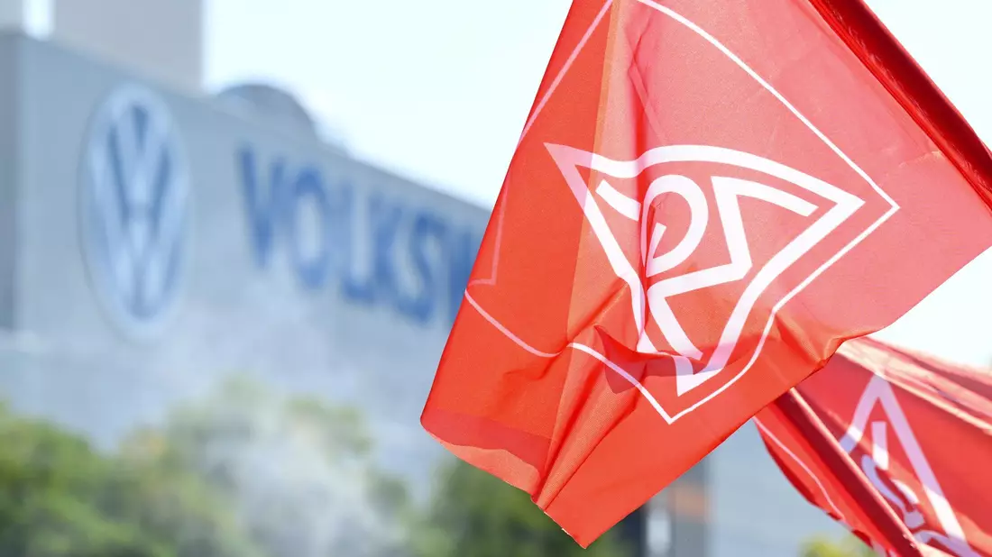 Wegen der neuen Sparpläne bei VW wurde die Tarifrunde vorgezogen. Neben der Entgeltrunde geht es auch um die von VW gekündigte Beschäftigungssicherung. (Archivbild) - Bild: Hendrik Schmidt/dpa