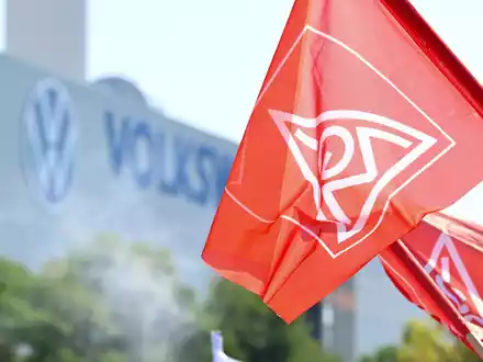 Wegen der neuen Sparpläne bei VW wurde die Tarifrunde vorgezogen. Neben der Entgeltrunde geht es auch um die von VW gekündigte Beschäftigungssicherung. (Archivbild) - Foto: Hendrik Schmidt/dpa