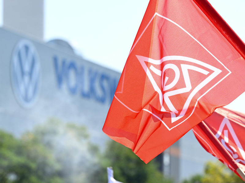 Die deutsche Industrie steht unter Druck - darunter Schlüsselbranchen wie die Automobilbranche (Archivbild). - Foto: Hendrik Schmidt/dpa