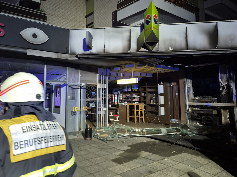 Ein Bild der Verwüstung ist die zerstörte Fassade der Ladenzeile mit Wohnhaus. - Foto: Sascha Thelen/dpa