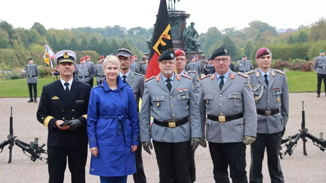 Landeskommando Mecklenburg-Vorpommern bekommt neue Führung / General Uwe Nerger wird verabschiedet und mit Ulrich Reineke übernimmt erstmalig ein Admiral die Führung eines Landeskommandos - Bild: presseportal.de
