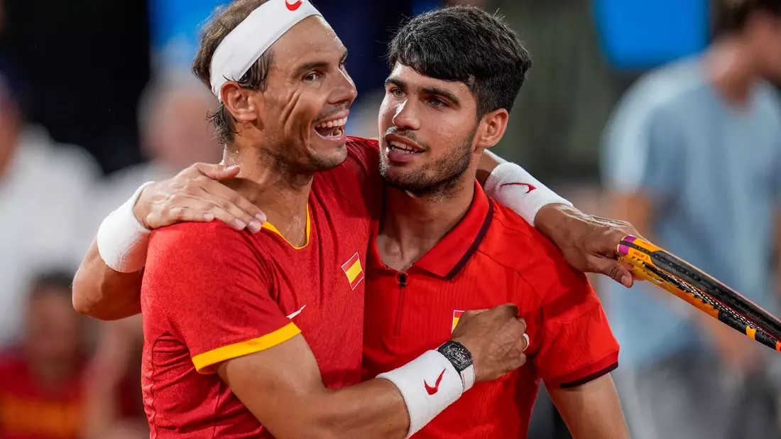 Bei den Olympischen Spielen verpassten Rafael Nadal (l) und Carlos Alcaraz eine Medaille. - Bild: Manu Fernandez/AP/dpa