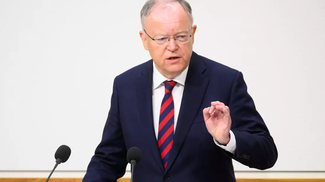 Niedersachsens Regierungschef Weil fordert staatliche Unterstützung für die Autoindustrie. - Bild: Jennifer Kramer/dpa