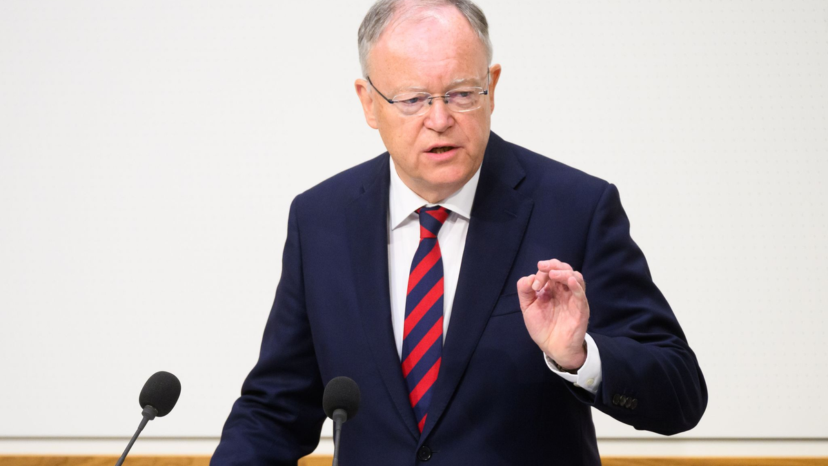 Niedersachsens Regierungschef Weil fordert staatliche Unterstützung für die Autoindustrie. - Foto: Jennifer Kramer/dpa