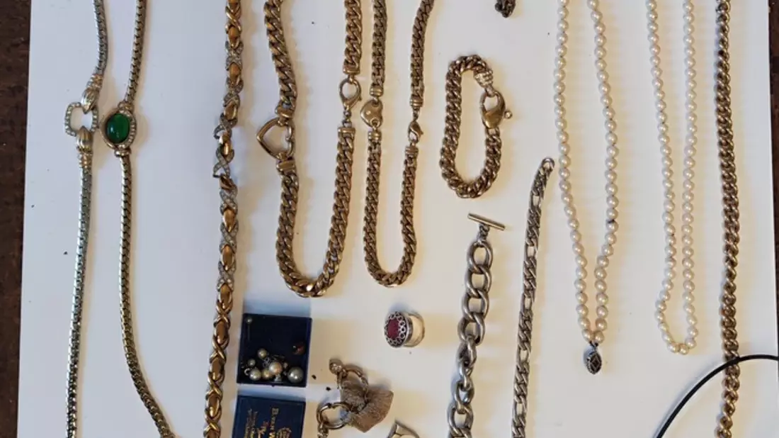 POL-NE: Spaziergängerin findet Schmuck im Wald - Bild: presseportal.de
