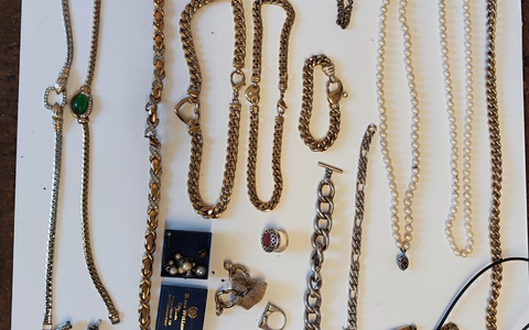 POL-NE: Spaziergängerin findet Schmuck im Wald - Foto: presseportal.de