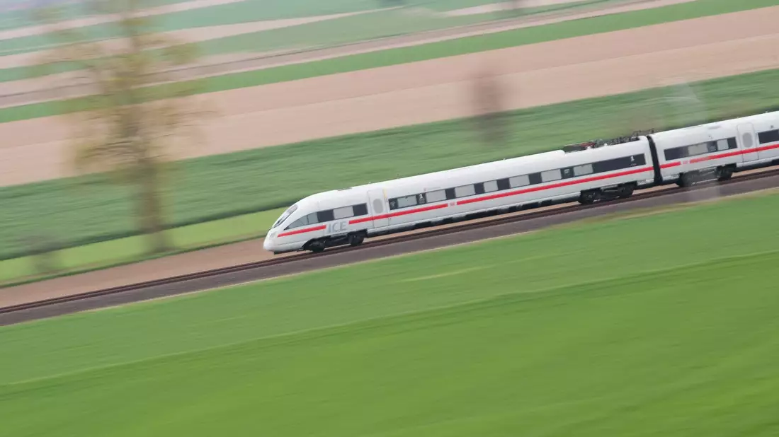 Reisende müssen mit Problemen auf der Strecke Hannover-Berlin rechnen. (Symbolbild) - Bild: Julian Stratenschulte/dpa