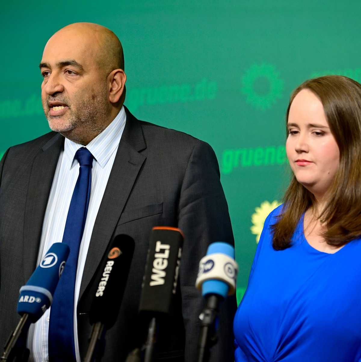 Gemeinsam verkünden Omid Nouripour und Ricarda Lang, dass sie Mitte November den Co-Vorsitz der Grünen abgeben werden.   - Foto: Fabian Sommer/dpa