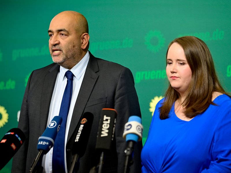 Gemeinsam verkünden Omid Nouripour und Ricarda Lang, dass sie Mitte November den Co-Vorsitz der Grünen abgeben werden.   - Foto: Fabian Sommer/dpa